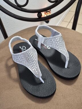 Skechers Women’s White Rhinestone Thong Sandals with Elastic Back Never Worn
